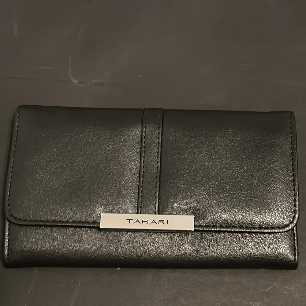 TAHARI WOMEN WALLET BLACK NEW